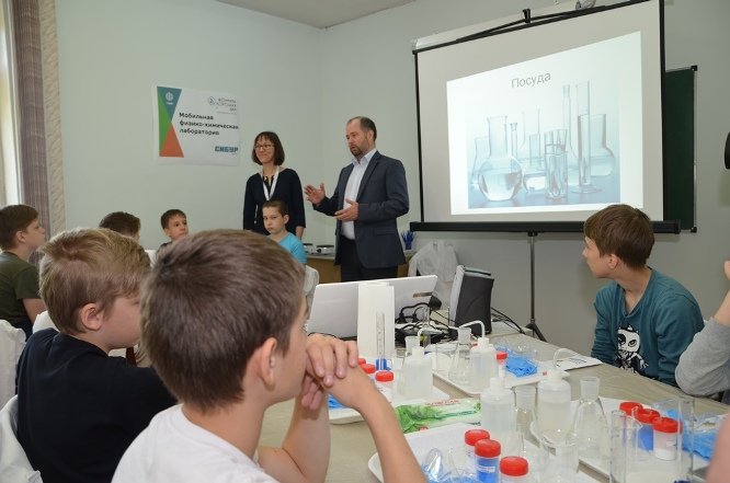 В Тольятти открыли мобильную детскую лабораторию по химии и физике