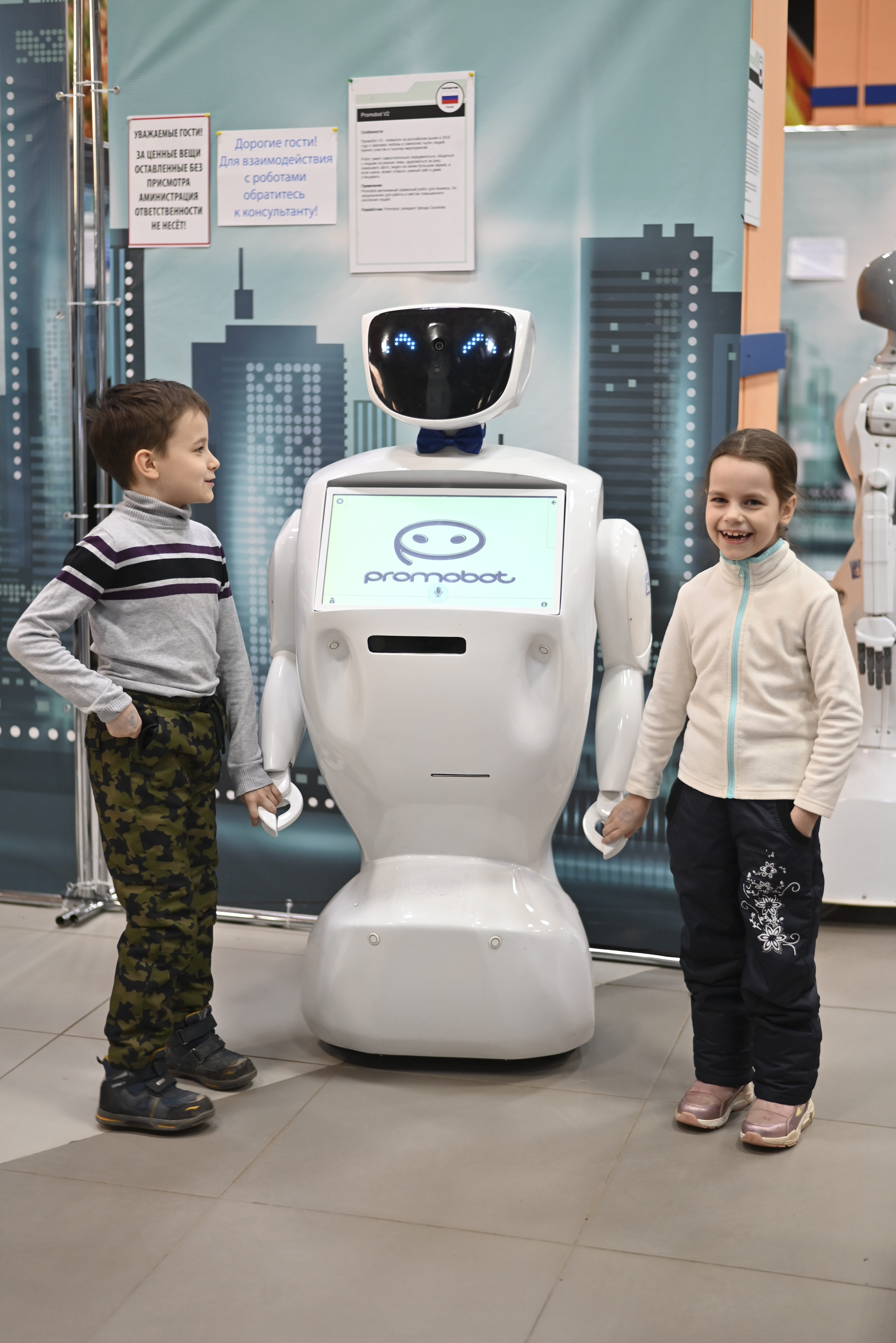 В ТЦ «Акварель» открылась выставка, куда привезли 50 роботов со всего мира!