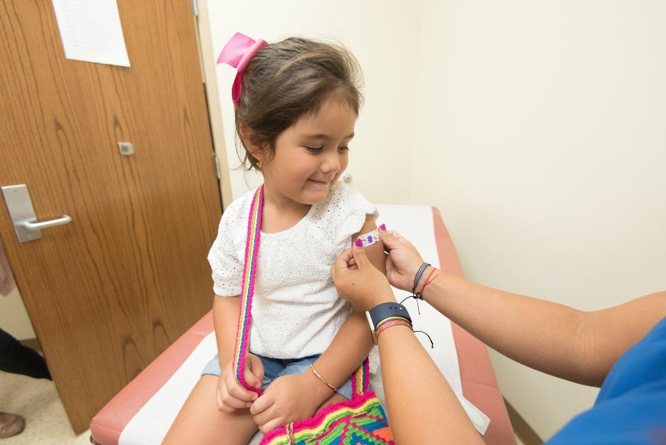 Российскую вакцину от коронавируса исследуют на детях через девять месяцев