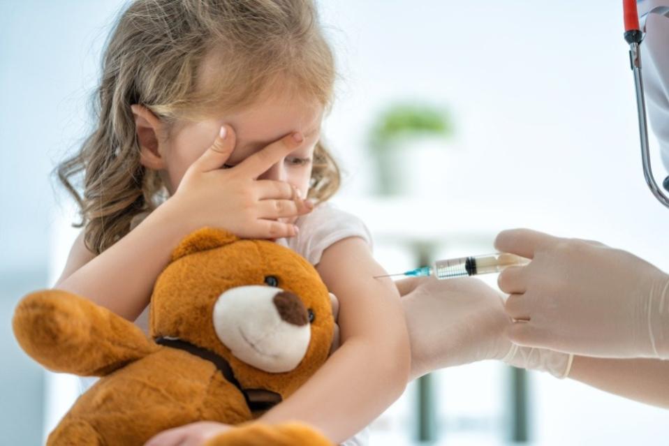 В России сторонники вакцинации осудили запрет посещать школы и сады непривитым детям